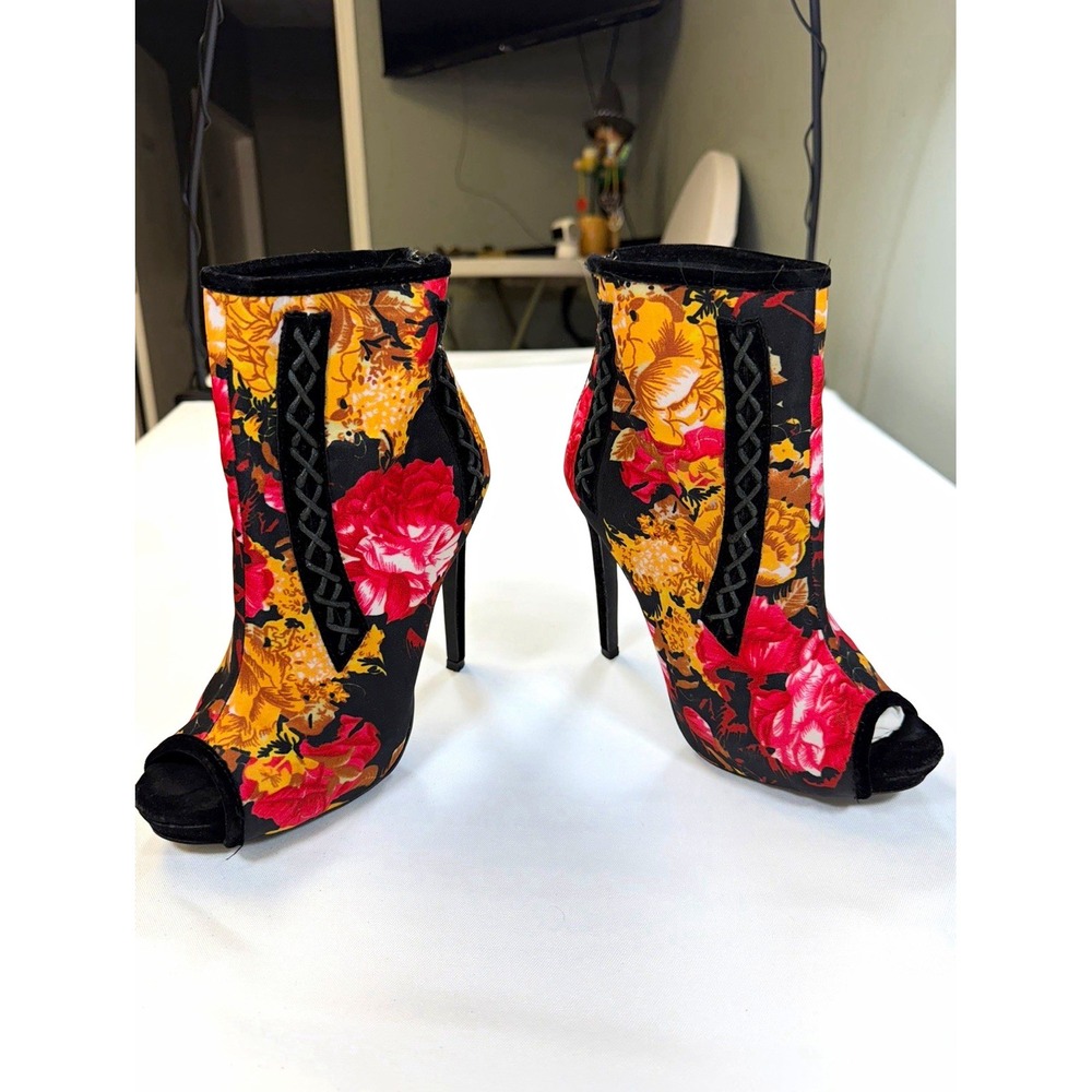 Madison ShoeDazzle Chiquita Floral Booties Peep Toe Velvet Heels Size 8 Box